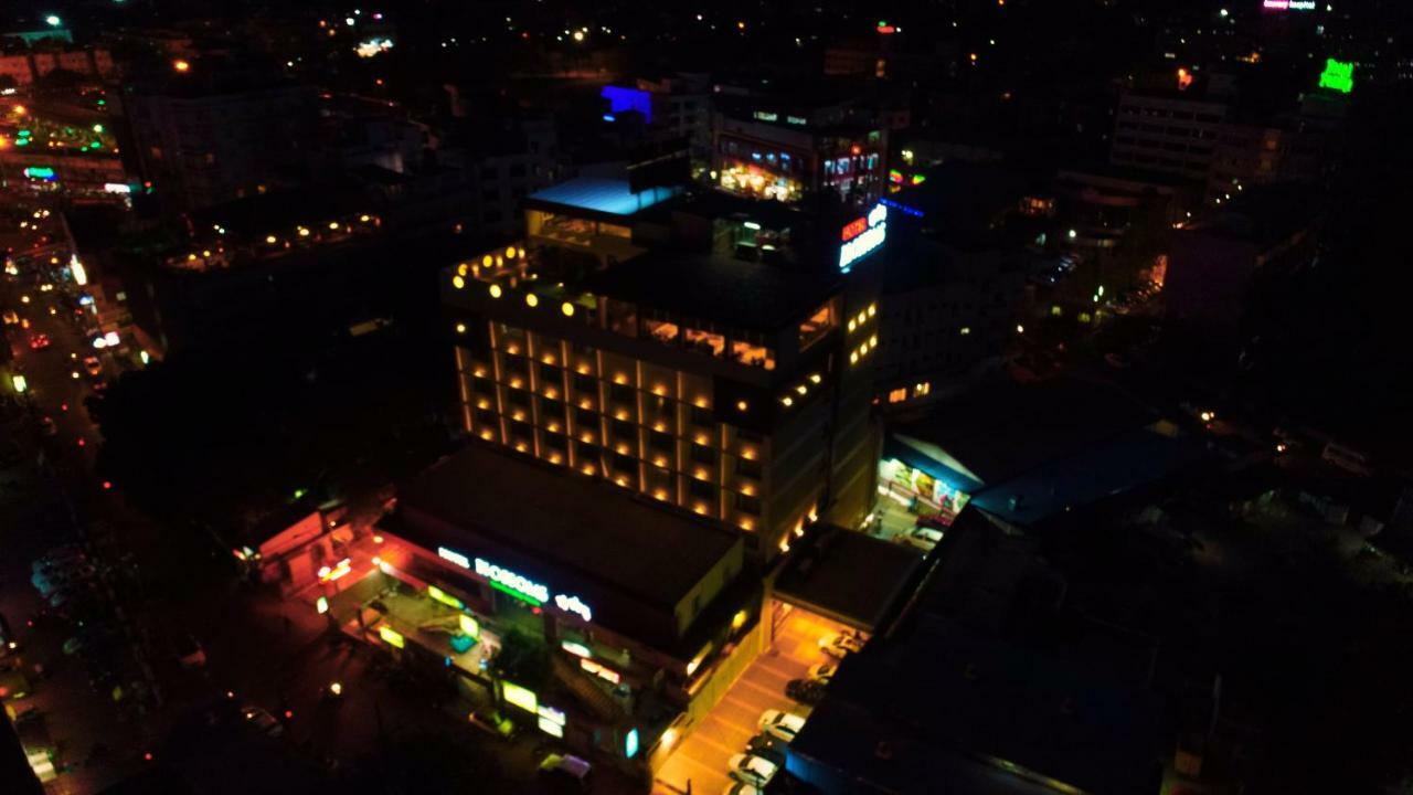 Hotel Blossoms Tiruchirappalli Exteriör bild